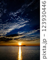 海に沈む夕陽 123930446