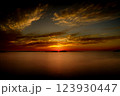 海に沈む夕陽 123930447
