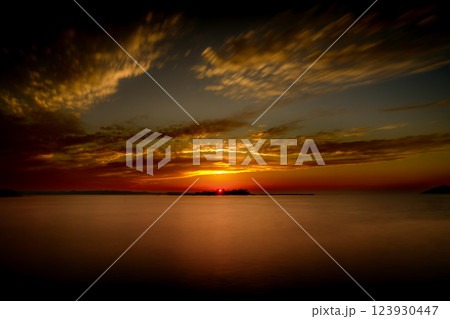 海に沈む夕陽 海に沈む夕陽 123930447