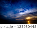 海に沈む夕陽 123930448