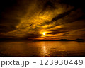 海に沈む夕陽 123930449