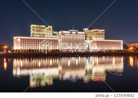 Night view of the Ministry of Defence of Russian Federation, and Moscow river embakment 123930682