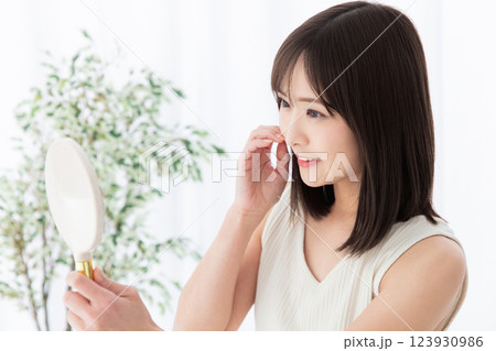 肌荒れに悩む女性 Rough skin 肌荒れに悩む女性 Rough skin 123930986