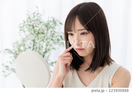 肌荒れに悩む女性 Rough skin 肌荒れに悩む女性 Rough skin 123930988