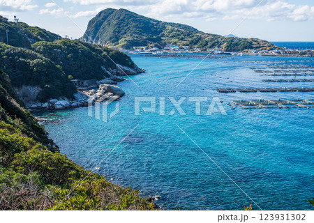 透明なエメラルドグリーンの海と浮かぶいけす 透明なエメラルドグリーンの海と浮かぶいけす 123931302