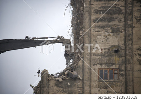 Demolition Process of Old Concrete Building with Industrial Machinery 123931619