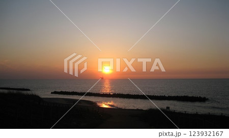 沈む夕日に照らされた海上プラットフォーム 沈む夕日に照らされた海上プラットフォーム 123932167