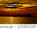 海に沈む夕陽 123932205