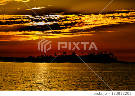 海に沈む夕陽 海に沈む夕陽 123932205