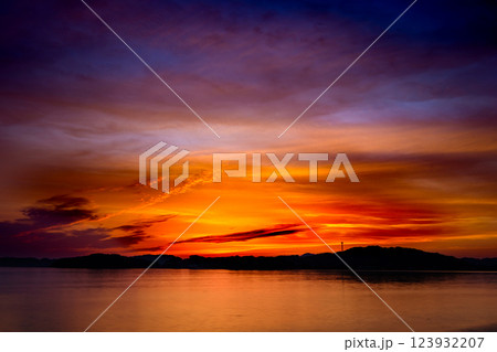 海に沈む夕陽 海に沈む夕陽 123932207