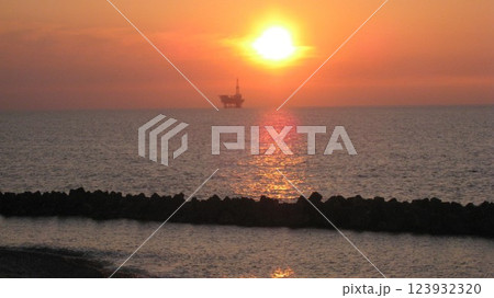 沈む夕日に照らされた海上プラットフォーム 沈む夕日に照らされた海上プラットフォーム 123932320
