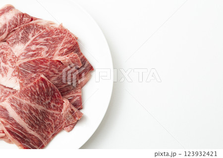 白い皿に乗った牛肉　白バック 123932421