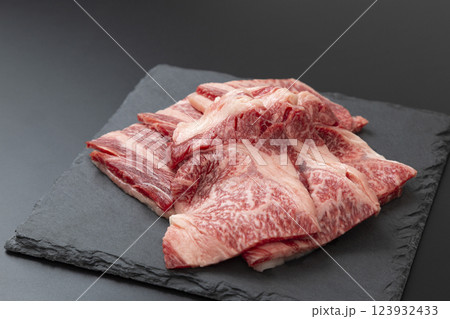 生の牛肉 黒背景 生の牛肉 黒背景 123932433