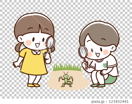 虫眼鏡_カマキリを見るこども 123932491