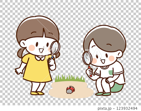 放大鏡_孩子看著瓢蟲 放大鏡_孩子看著瓢蟲 123932494