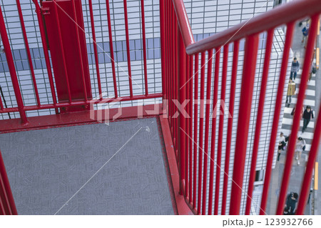 赤い鉄骨製非常階段　柵 123932766
