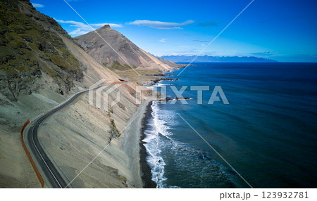 アイスランドの海岸道路—絶景のワインディングロード 123932781