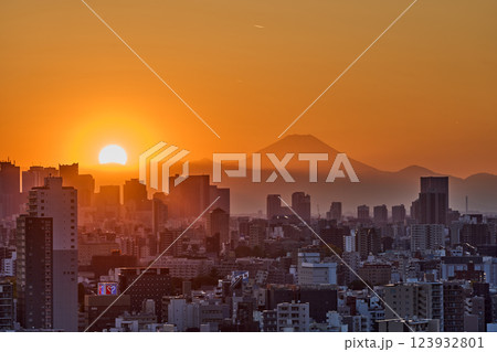 東京の夕景と富士山 東京の夕景と富士山 123932801