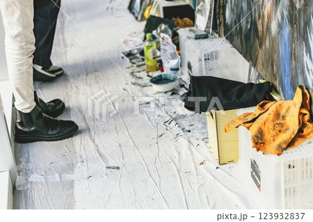 養生された床　ライブペイント　制作風景　足元 123932837