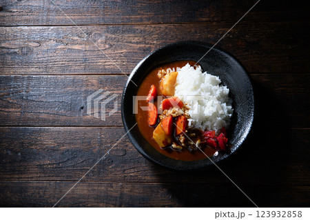 カレーライス (暗い背景) カレーライス (暗い背景) 123932858
