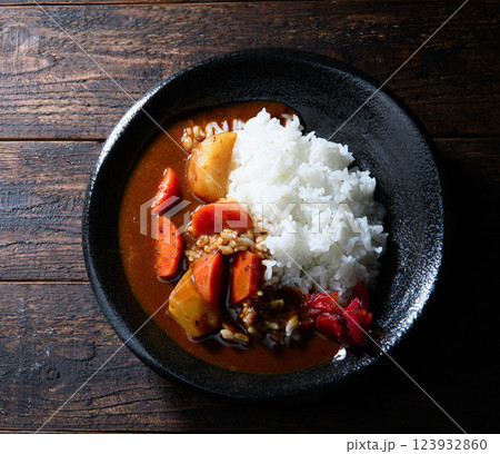 カレーライス （暗い背景） 123932860