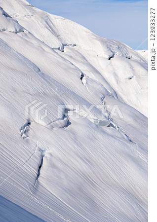 融雪期の谷川岳・雪のひび割れ(雪崩前兆) 融雪期の谷川岳・雪のひび割れ(雪崩前兆) 123933277
