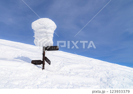 雪の谷川岳・ケルン 雪の谷川岳・ケルン 123933379
