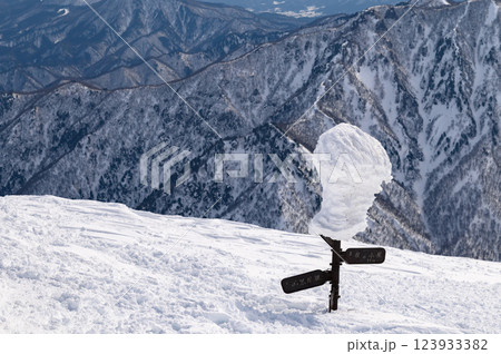雪の谷川岳・ケルン 雪の谷川岳・ケルン 123933382