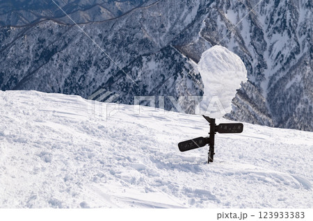雪の谷川岳・ケルン 雪の谷川岳・ケルン 123933383