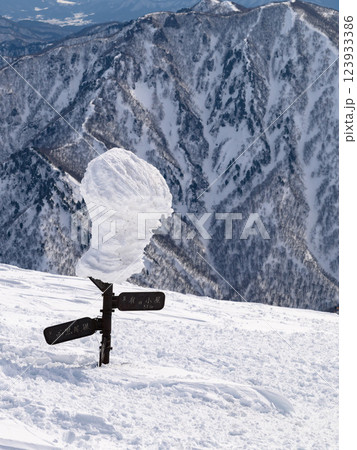 雪の谷川岳・ケルン 123933386