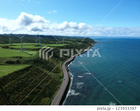 北海道・苫前の風車と海 北海道・苫前の風車と海 123933397