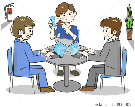 出先の丸テーブルで打合せの3人グループ_クレームの電話 出先の丸テーブルで打合せの3人グループ_クレームの電話 123933403
