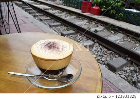 ベトナム・ハノイのトレインストリートでエッグコーヒを飲もう！ 123933829