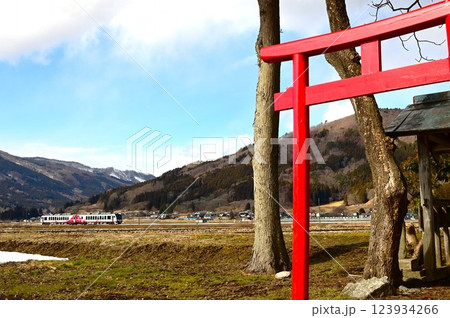 日本の原風景 遠野市 綾織付近の神社と鉄道の見える風景 日本の原風景 遠野市 綾織付近の神社と鉄道の見える風景 123934266