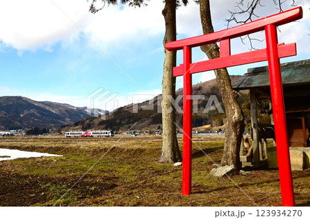 日本の原風景 遠野市 綾織付近の神社と鉄道の見える風景 123934270