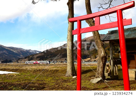 日本の原風景 遠野市 綾織付近の神社と鉄道の見える風景 123934274