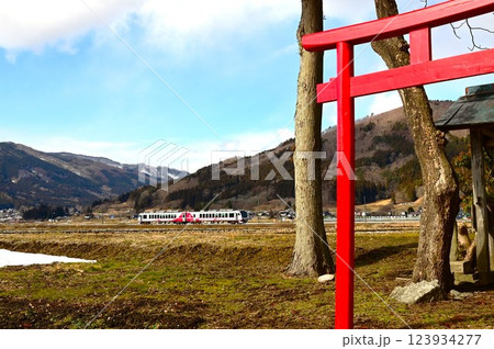 日本の原風景 遠野市 綾織付近の神社と鉄道の見える風景 123934277