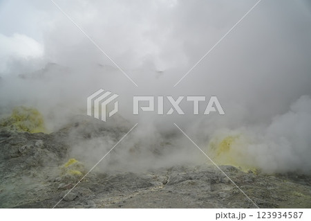 北海道の硫黄山のけむり 北海道の硫黄山のけむり 123934587