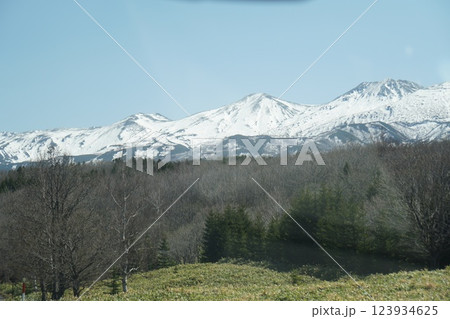 知床五湖から見える積雪知床連山と青空 123934625
