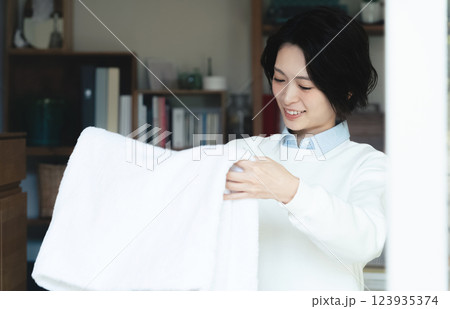洗濯物ををたたむ女性 123935374