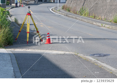 道路上における測量 道路上における測量 123935629