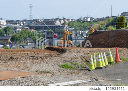 道路建設現場の重機 道路建設現場の重機 123935632