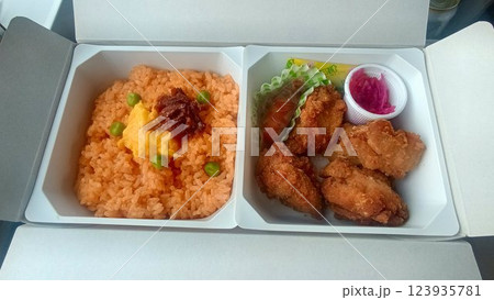 陛下も愛された伝統ある駅弁… 鶏唐揚げとケチャップ味のチキンライス『チキン弁当』 123935781