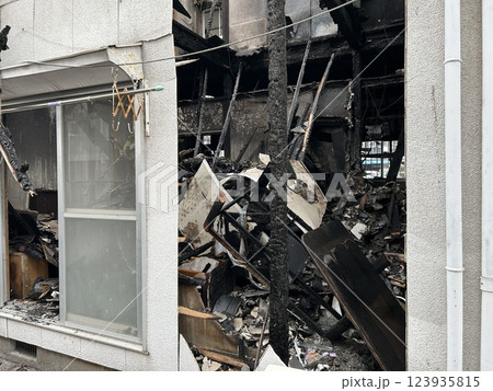 火事現場の素材写真　焼けたアパート 123935815
