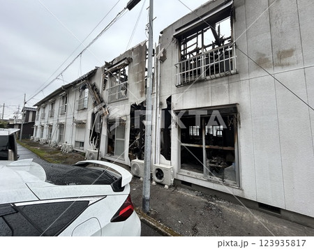 火事現場の素材写真 焼けたアパート 火事現場の素材写真 焼けたアパート 123935817