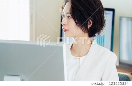 DXツールで仕事するビジネスウーマン DXツールで仕事するビジネスウーマン 123935824