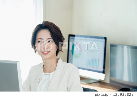 DXツールで仕事するビジネスウーマン DXツールで仕事するビジネスウーマン 123935828