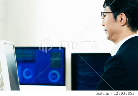パソコンで作業をする男性の手元 パソコンで作業をする男性の手元 123935853