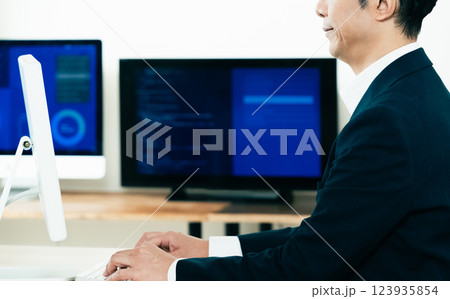 パソコンで作業をする男性の手元 パソコンで作業をする男性の手元 123935854