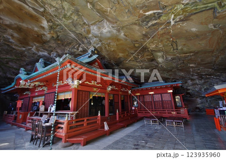 鵜戸神宮 岩窟内の本殿 鵜戸神宮 岩窟内の本殿 123935960